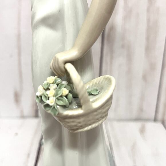 Vintage LLADRO #7617 Porcelain Figurine Garden Classic Woman & Umbrella **Broken - Picture 7 of 13